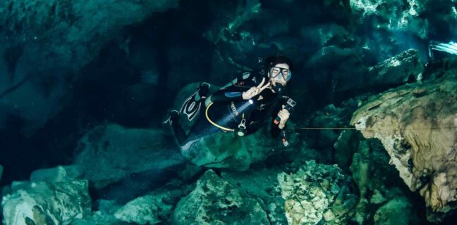 9 neuvěřitelných jeskyní, kam se musíte jet potápět
