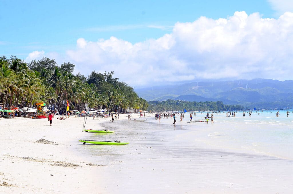 nadměrný turismus zničil filipínský ráj na zemi