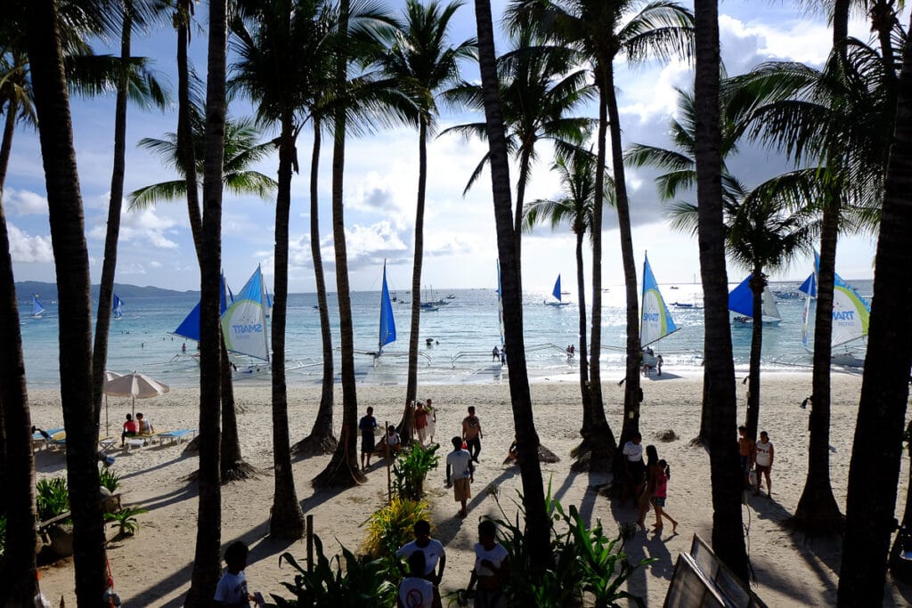 nadměrný turismus zničil filipínský ráj na zemi