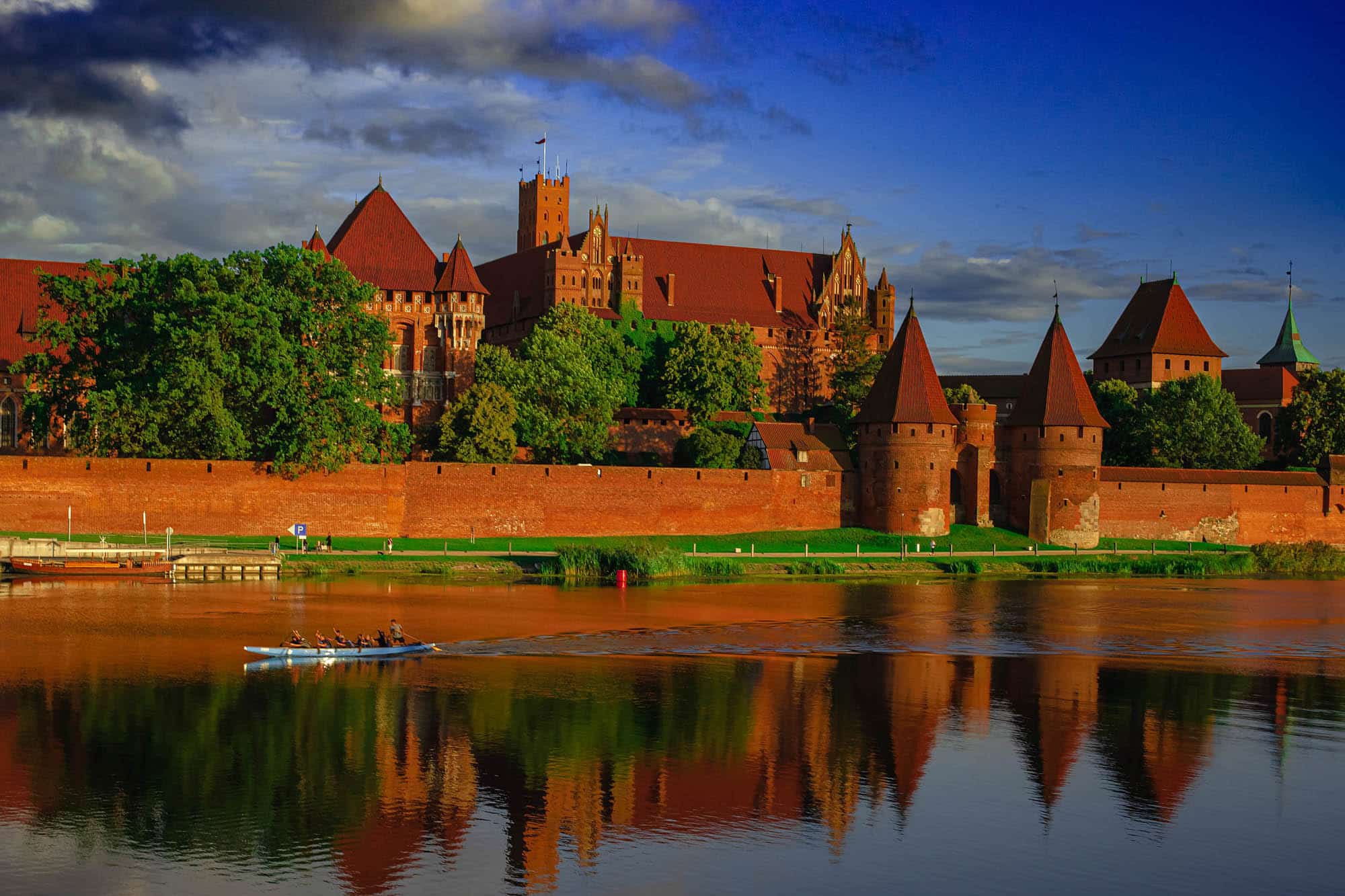 Největší hrad na světě s tajnou růžovou zahradou. Navštivte Malbork v ...