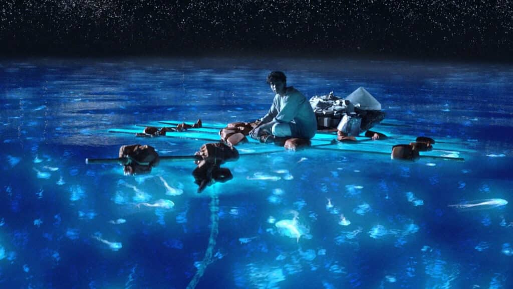 v noci modře světélkují bioluminiscence