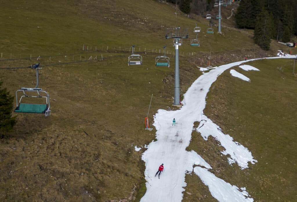 teplé počasí zavírá lyžařská střediska v Evropě