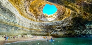 Nejznámější přírodní památky regionu Algarve v Portugalsku Jeskyně Benagil Portugalsko