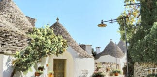 Špičaté stavby italského městečka Alberobello připomínají domečky skřítků Alberobello Itálie
