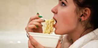 Aerolinka škrtla oblíbenou pochoutku z nabídky. Důvodem jsou turbulence Společnost Korean Air oznámila, že instantní nudle Shin Ramyun již nebudou k dispozici cestujícím v ekonomické třídě