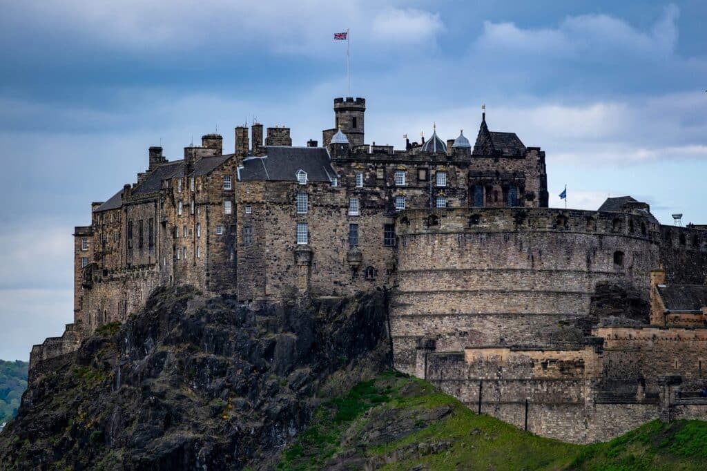 Hrad v Edinburghu je nejnavštěvovanější památkou ve Skotsku.