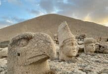 Sochy na hoře Nemrut střeží hrobku starou 2 000 let Nemrut