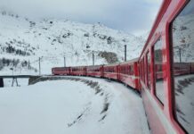 Nejlepší vánoční vlaky: polární záře, Alpy a svařené víno za oknem kupé Nejlepší vánoční vlaky