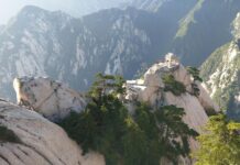 Adrenalin na Chua-šanu. Tisíce schodů a prkenná stezka nad propastí Adrenalin na Chua-šanu